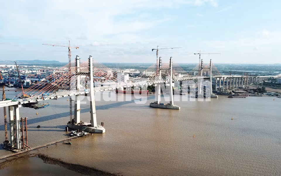 Thi công cầu Bạch Đằng (5-2018). Ảnh: Đỗ Phương