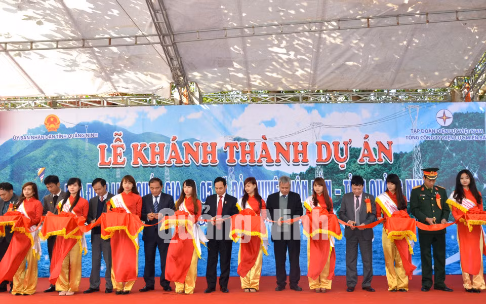 Các đại biểu cắt băng khánh thành dự án.