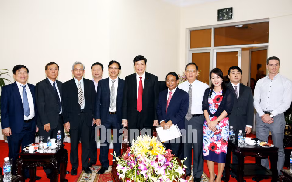 Đồng chí Nguyễn Đức Long, Phó Bí thư Tỉnh ủy, Chủ tịch UBND tỉnh tiếp xã giao các nhà đầu tư tham dự Hội nghị.
