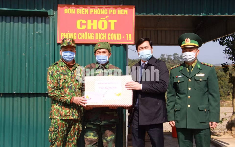 Chủ tịch UBND tỉnh Nguyễn Tường Văn tặng quà, chúc Tết cán bộ, chiến sỹ Đồn Biên phòng Pò Hèn tham gia trực các chốt phòng, chống dịch Covid-19 (1-2021). Ảnh: Mạnh Trường
