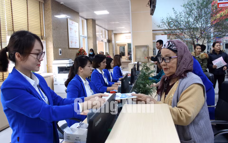 Người dân đến làm thủ tục tại Trung tâm Y tế TX Quảng Yên (2-2019). Ảnh: Phạm Tuyết (Trung tâm TT&amp;VH Thị xã Quảng Yên)