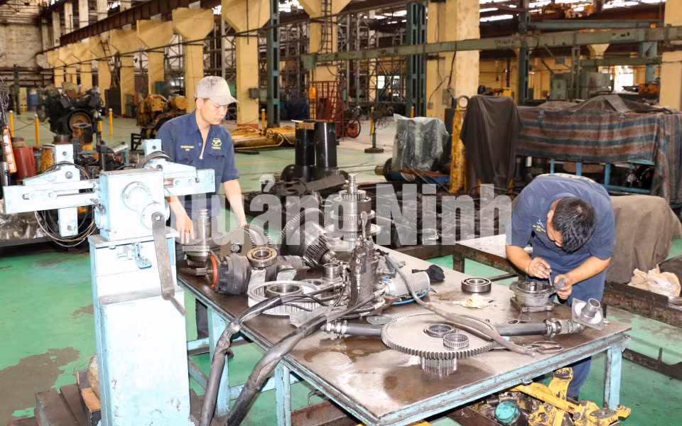 Công nhân Công ty CP Công nghiệp ô tô gia công, chế tạo các thiết bị, phụ tùng ô tô (8-2018). Ảnh: Phạm Tăng