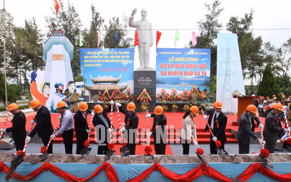 Sáng 4-11-2012, tại huyện đảo Cô Tô, UBND tỉnh Quảng Ninh phối hợp với Tổng Công ty Điện lực miền Bắc tổ chức khởi công dự án đưa điện lưới ra đảo Cô Tô.