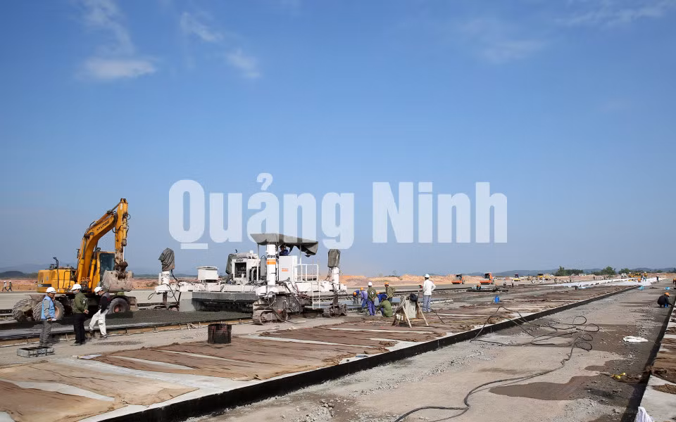 Thi công dự án Cảng hàng không Quảng Ninh. Ảnh: Hùng Sơn
