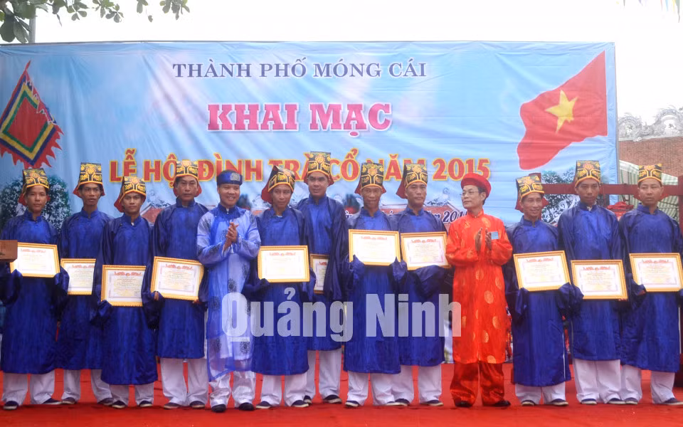 Trao giấy chứng nhận khen thưởng các ông Đám. Ảnh: Phương Thúy
