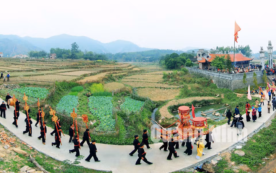 Toàn cảnh lễ rước Thành Hoàng Cần quanh đình Lục Nà (12-2015). Ảnh: Đỗ Giang