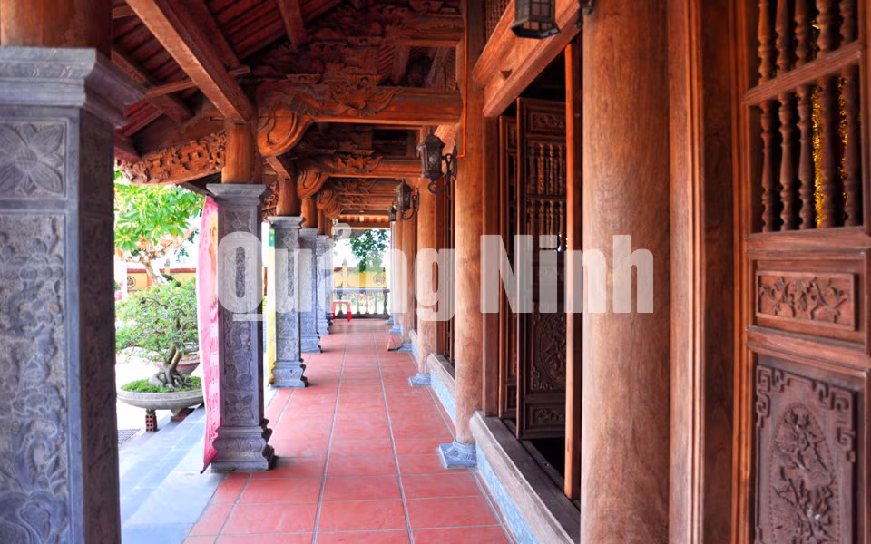Vì kèo, cột dọc hành lang và trong chùa đều được làm bằng gỗ lim xen lẫn đá nguyên khối được chạm khắc công phu, đẹp mắt.
