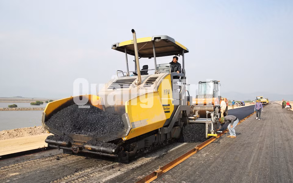 Thi công thảm nhựa nền đường K98 (2-2017). Ảnh: Đỗ Phương