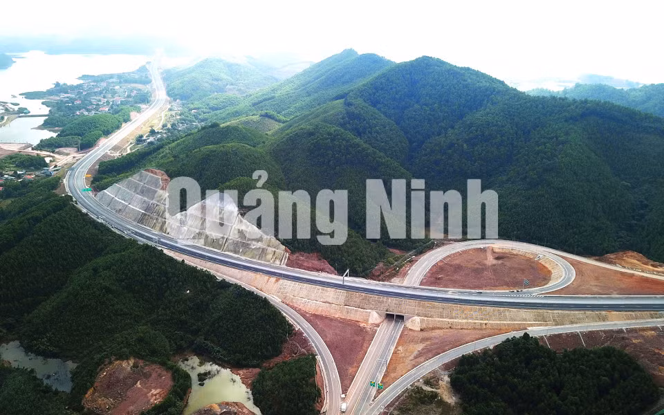 Một đoạn Cao tốc Hạ Long - Vân Đồn nhìn từ trên cao (12-2018). Ảnh: Đỗ Phương