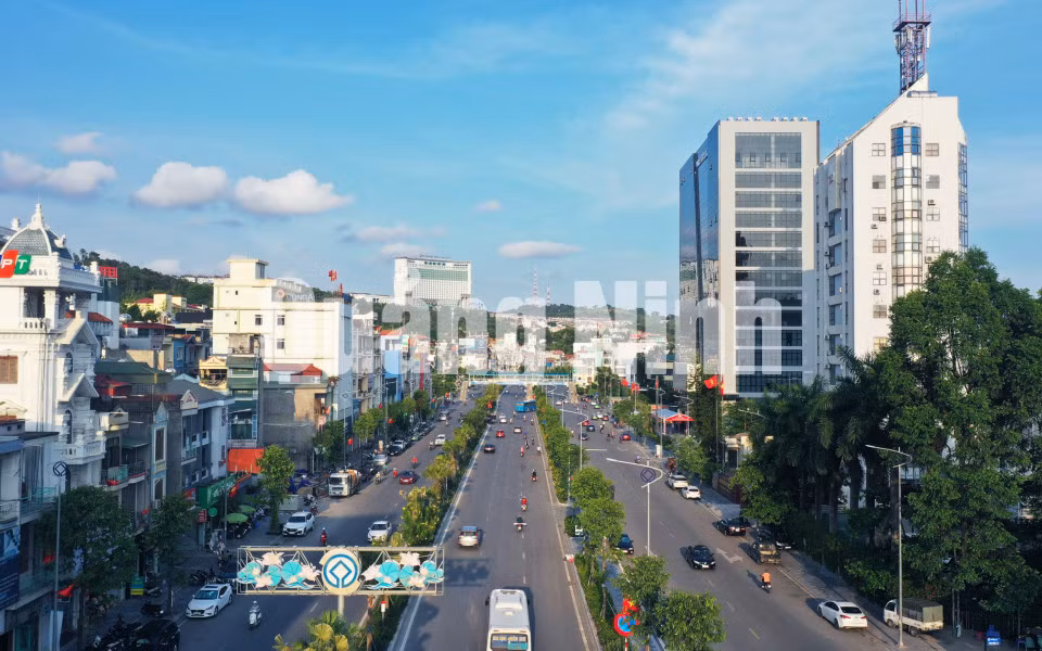 Đường Nguyễn Văn Cừ (đoạn cột 3) (7-2020). Ảnh: Đỗ Phương.