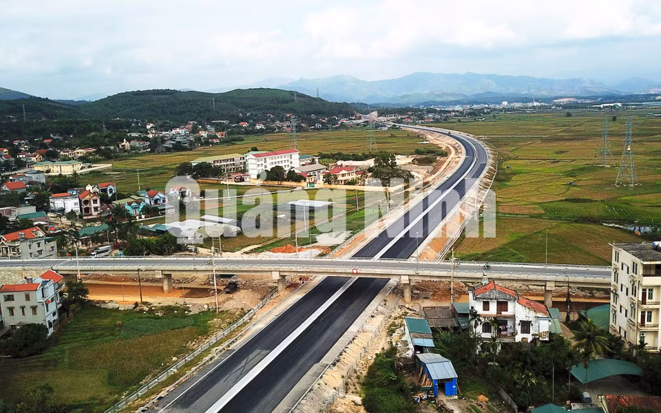Đoạn cao tốc qua địa bàn phường Việt Hưng (TP Hạ Long) và thị trấn Trới (huyện Hoành Bồ) (12-2018). Ảnh: Đỗ Phương