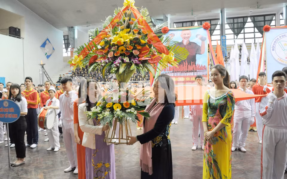 Đồng chí Nguyễn Thị Nghĩa, Thứ trưởng Bộ GD-ĐT, Trưởng Ban Chỉ đạo HKPĐ toàn quốc lần thứ 9-2016 tặng hoa chúc mừng BTC.