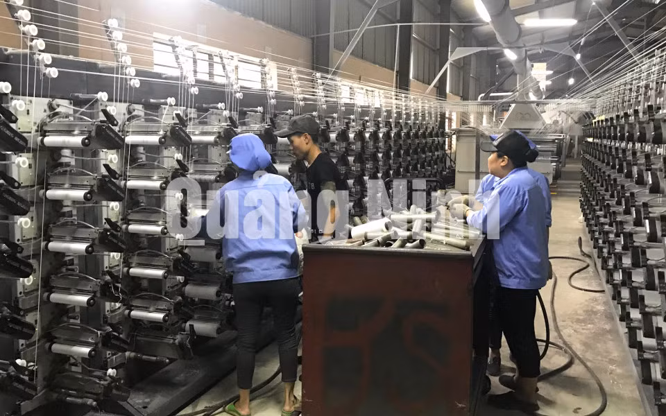 Phân xưởng sản xuất sợi nhựa từ hạt nhựa tổng hợp của Công ty TNHH Bao bì quốc tế Bình An Việt Nam (9-2018). Ảnh: Khánh Giang