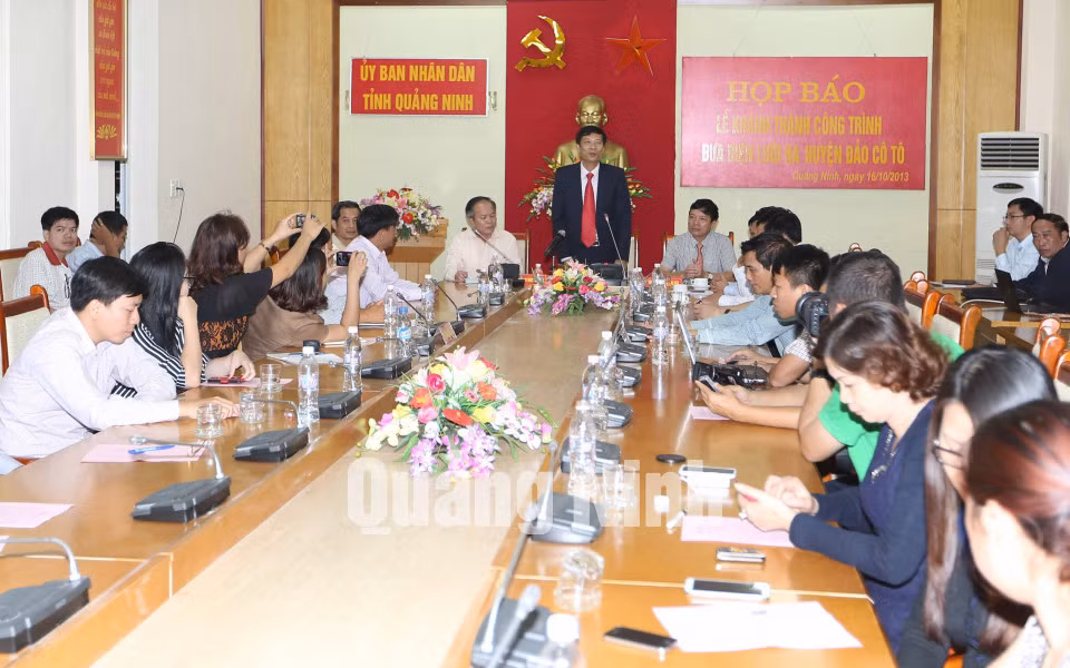 Dự án đưa điện lưới ra huyện đảo Cô Tô, tháng 11-2012 ảnh 18