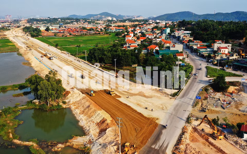 Đường nối KCN Cái Lân với cao tốc Hạ Long - Vân Đồn có tổng chiều dài 11,69km (8-2020). Ảnh: Đỗ Phương