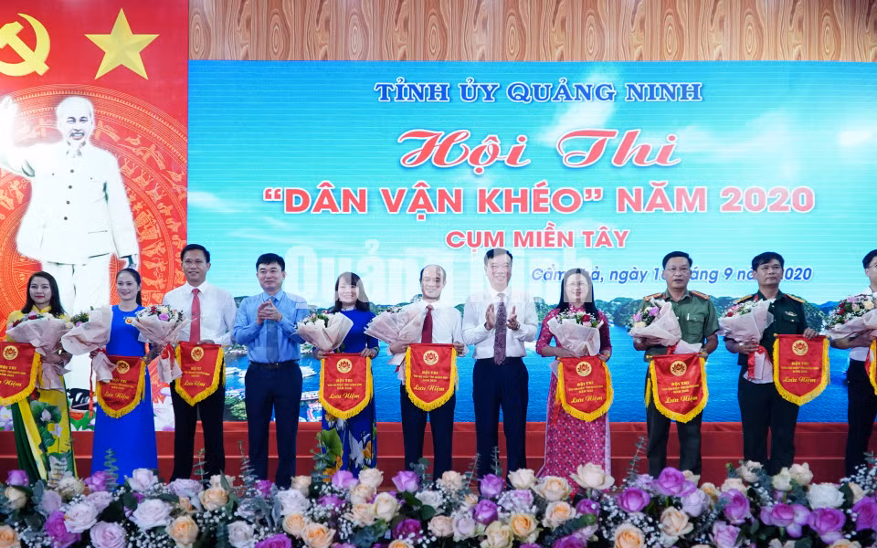 Các đồng chí lãnh đạo tỉnh tặng hoa, cờ lưu niệm cho các đội thi (9-2020). Ảnh: Khánh Giang