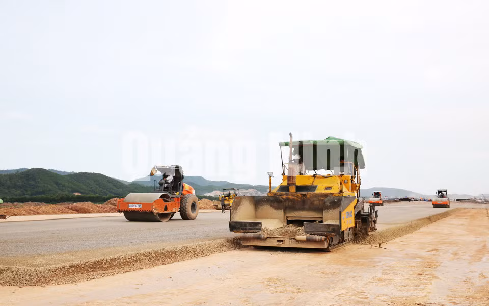 Thi công xong lớp nền K98. Ảnh: Đỗ Phương