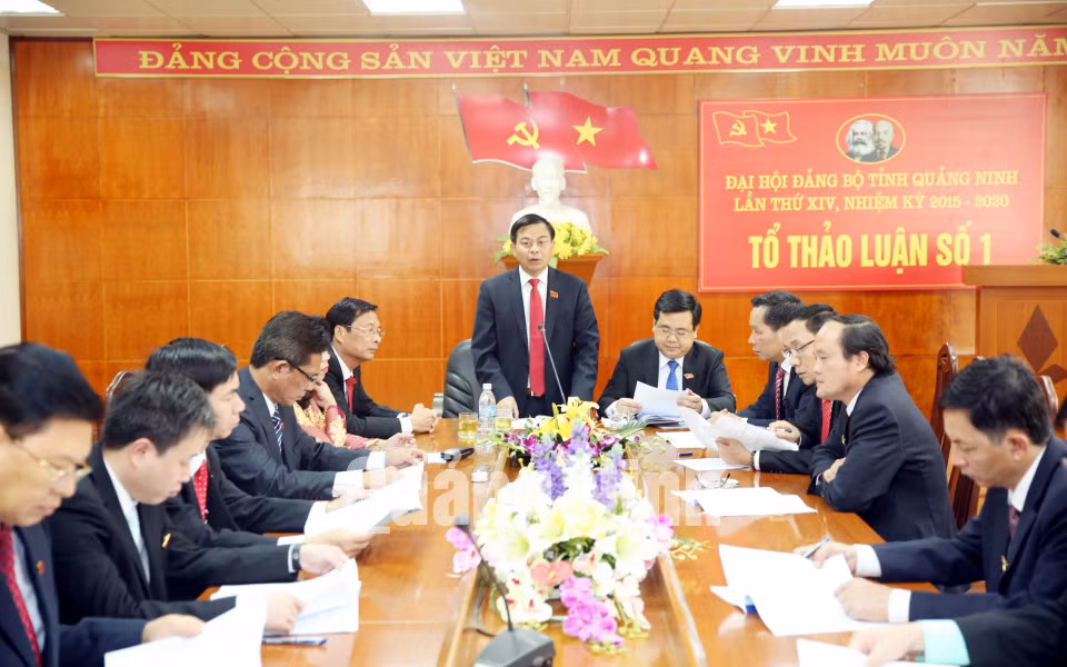 Các đại biểu Tổ 1 thảo luận về phương án nhân sự tại tổ