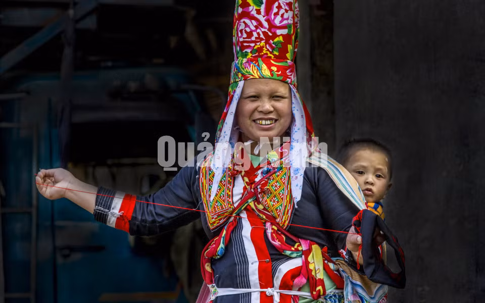 Mẹ con dân tộc Dao Thanh Phán ở huyện Bình Liêu. Ảnh: Dương Phượng Đại