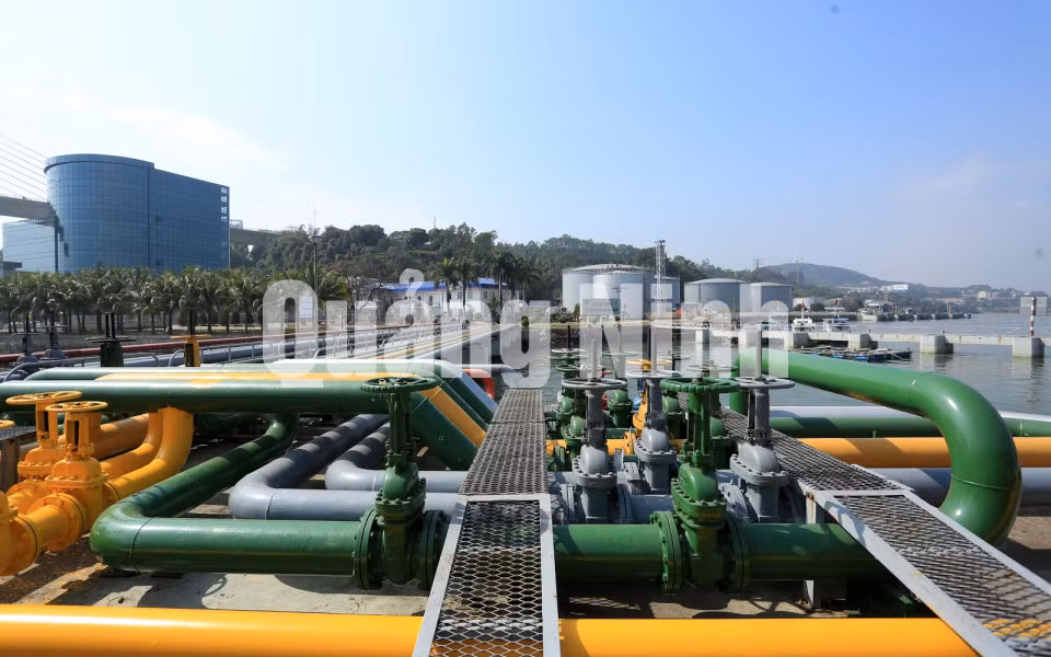 Hệ thống tuyến đường ống tiếp nhận, bơm chuyển xăng dầu của Công ty Xăng dầu B12 (6-2018). Ảnh: Tuấn Hương