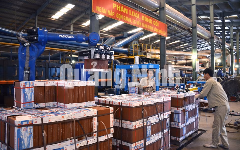 Công nhân Công ty CP Gốm Đất Việt trong giờ lao động, sản xuất (12-2019). Ảnh: Nguyễn Chiến