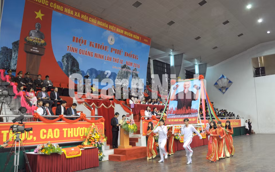 Màn diễu hành biểu dương lực lượng của các em học sinh.