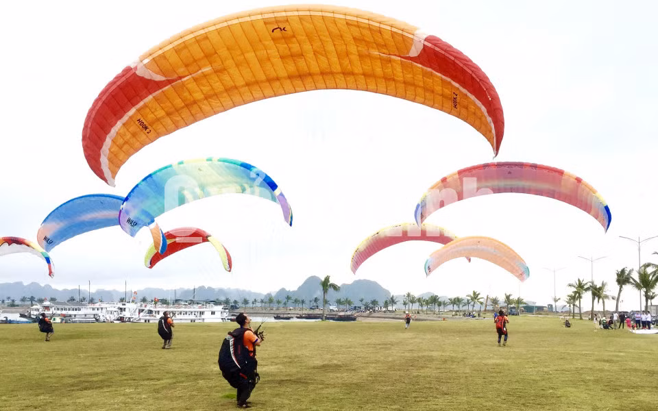 Thành viên CLB Dù lượn Đông Bắc tập luyện (1-2021). Ảnh: Đỗ Phương