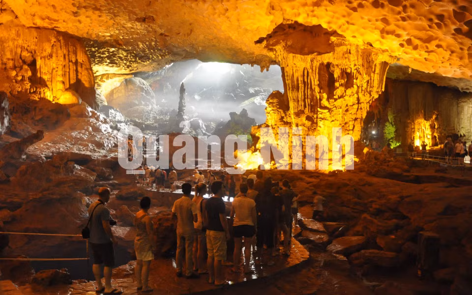 Du khách tham quan Động Thiên Cung (7-2017). Ảnh: Khánh Giang