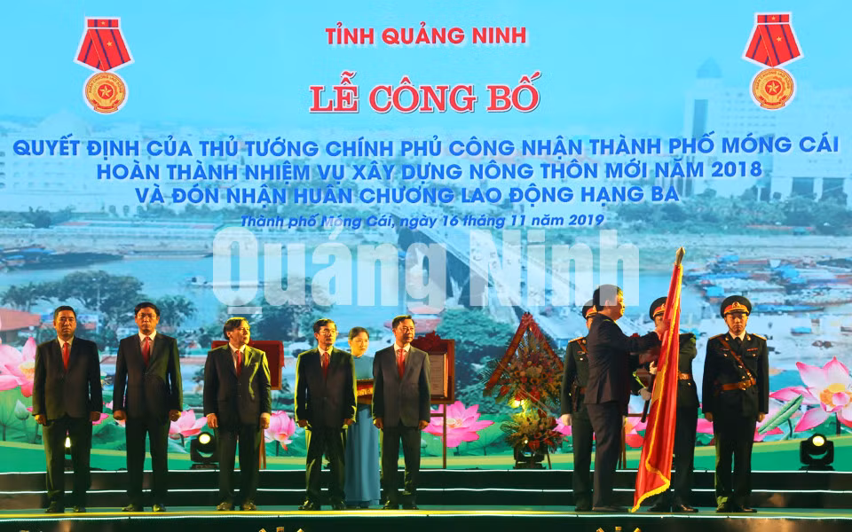 Phó Bí thư Thường trực Tỉnh ủy Ngô Hoàng Ngân trao Huân chương Lao động hạng Ba cho Đảng bộ, chính quyền và nhân dân TP Móng Cái (11-2019). Ảnh: Hữu Việt