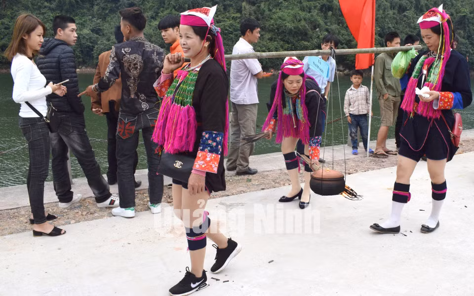 Phụ nữ Dao thi nấu cơm gánh (4-2018). Ảnh: Thành Công