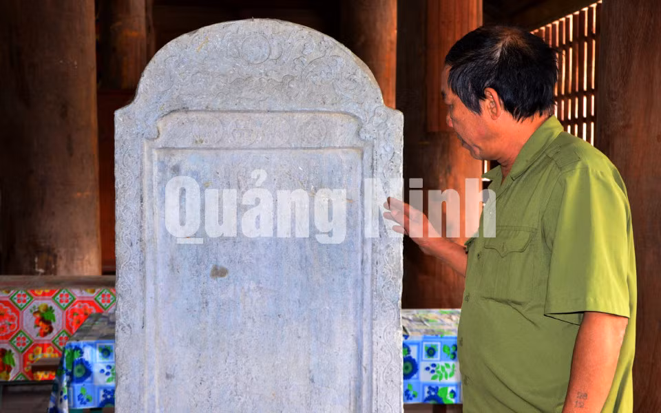 Đình Cốc còn lưu giữ bia đá cổ ghi công lại lịch sử đình. Ảnh: Hà Phong