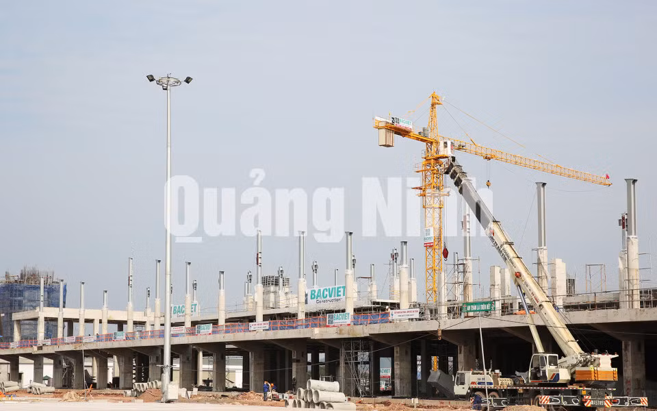 Thi công nhà ga hành khách giai đoạn 1 có quy mô 25.400m2, công suất 2,5 triệu lượt hành khách/năm (12/2017). Ảnh: Đỗ Phương