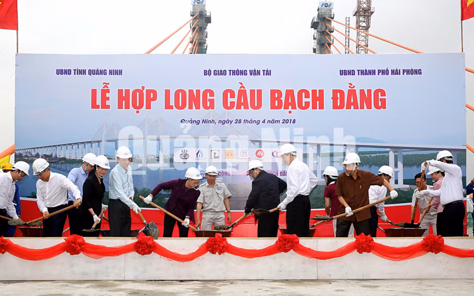 Các đồng chí lãnh đạo Trung ương, tỉnh Quảng Ninh đổ bê tông hợp long cầu Bạch Đằng (4-2018). Ảnh: Đỗ Phương