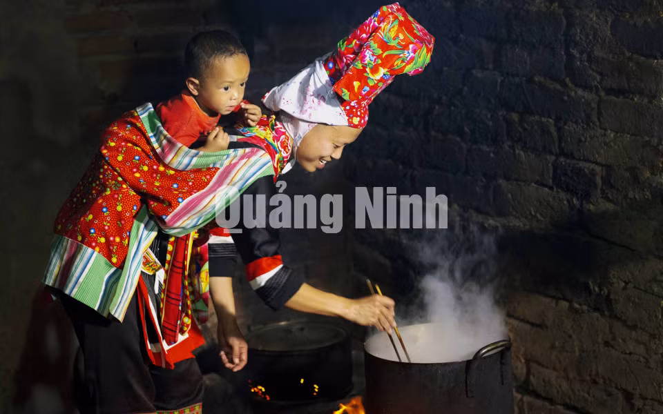 Bếp hồng (phụ nữ Dao Thanh Phán, huyện Bình Liêu). Ảnh: Dương Phượng Đại