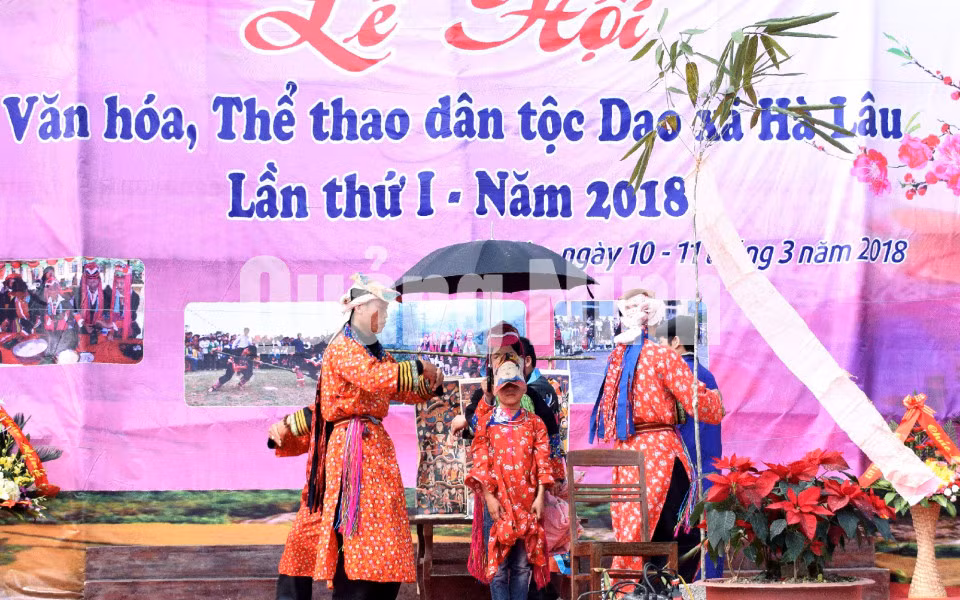 Lễ cấp sắc của người Dao tại lễ hội Văn hóa, thể thao dân tộc Dao xã Hà Lâu lần thứ I-2018. Ảnh: Công Thành