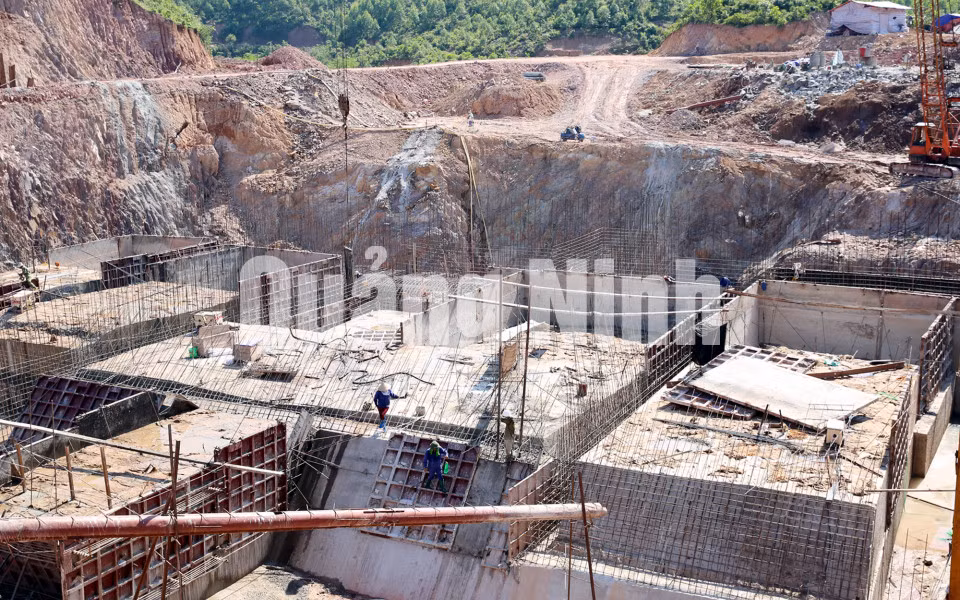 Đập chính của hồ thi công được khoảng 40% khối lượng công việc. Ảnh: Đỗ Phương
