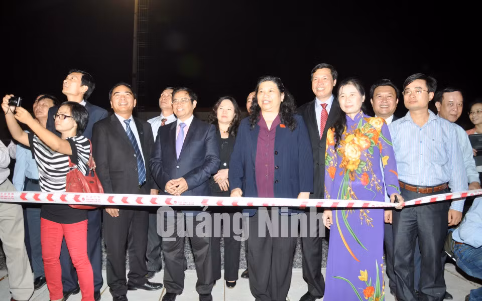 Đồng chí Tòng Thị Phóng, Ủy viên Bộ Chính trị, Phó Chủ tịch Quốc hội phát lệnh đóng điện đưa điện lưới ra huyện đảo Cô Tô.