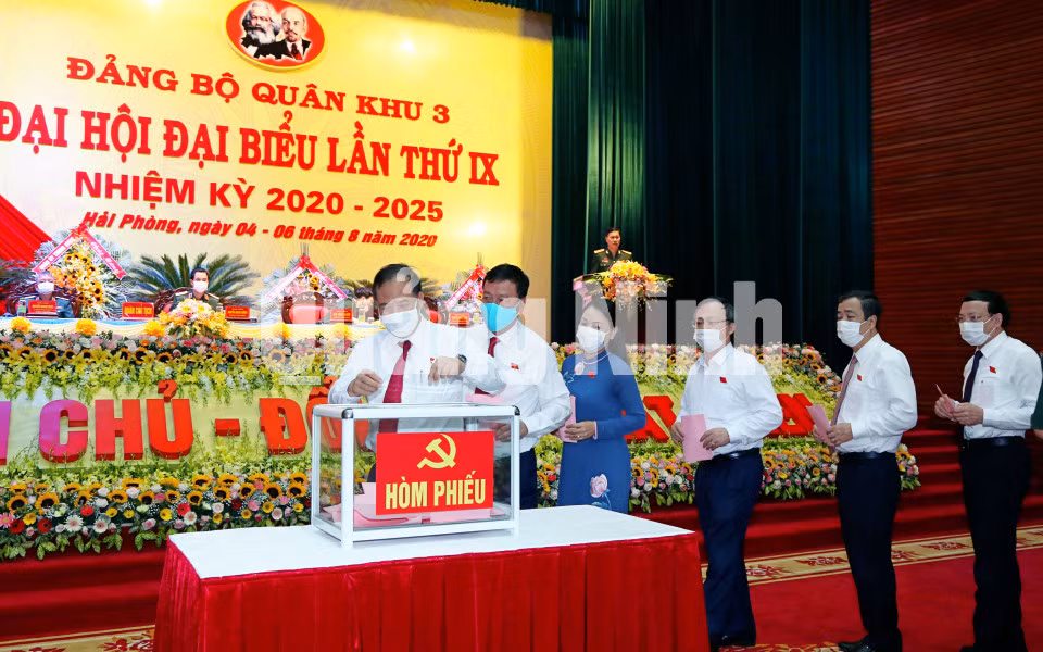Các đại biểu bỏ phiếu bầu Ban Chấp hành Đảng bộ Quân khu 3 nhiệm kỳ 2020 - 2025 (8-2020). Ảnh: Văn Đảm