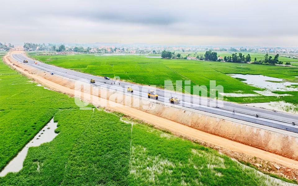 Thi công thảm nhựa nền đường cao tốc Hạ Long - Hải Phòng tại gói thầu XL-02 (4-2017). Ảnh: Đỗ Phương