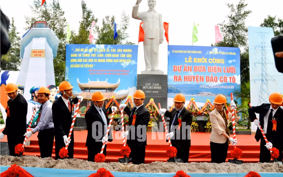 Dự án đưa điện lưới ra huyện đảo Cô Tô, tháng 11-2012 ảnh 2