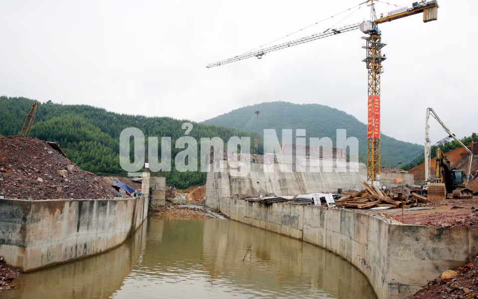 Thi công hệ thống cửa, tràn, kênh xả lũ, bể tiêu năng. Ảnh: Đỗ Phương