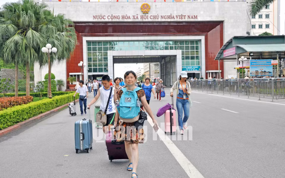 Khách du lịch tới thăm cửa khẩu quốc tế Móng Cái. Ảnh: Phương Thúy