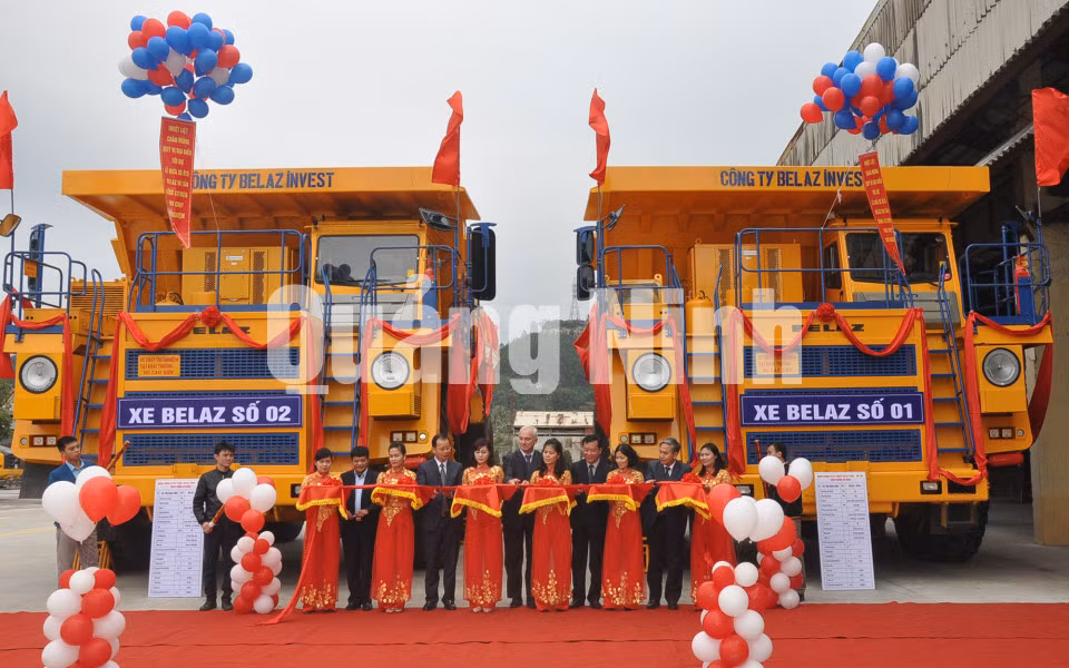 Đầu tư thiết bị vận tải cỡ lớn phục vụ khai thác than lộ thiên. Ảnh: Lê Hải