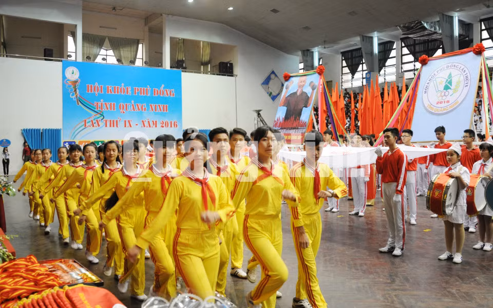 Màn diễu hành biểu dương lực lượng của các em học sinh.