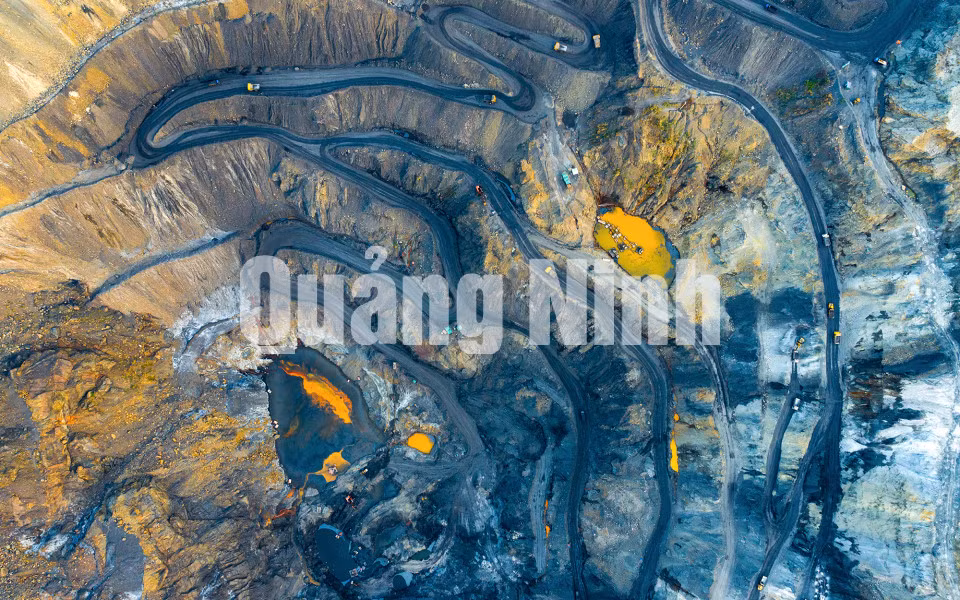 Đường moong than (mỏ than Hòn Gai). Ảnh: Thành Chung