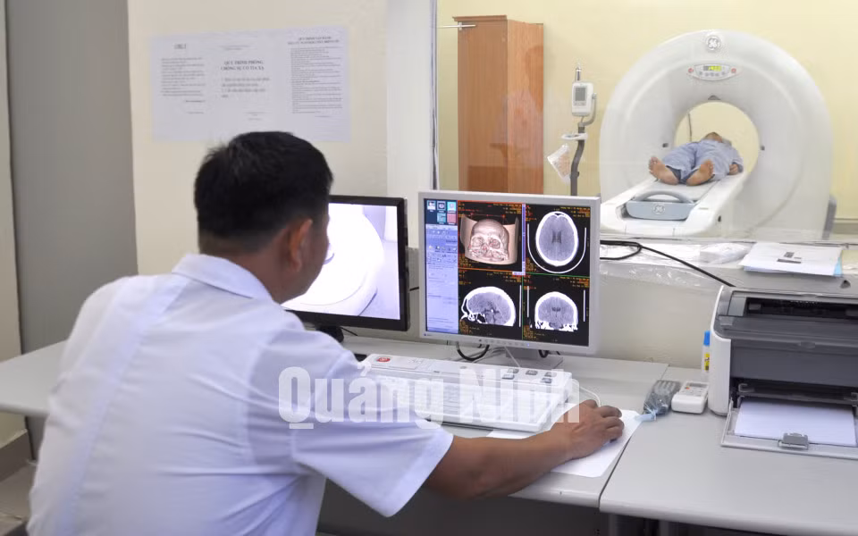 Chụp cắt lớp cho bệnh nhân. Ảnh: Hoàng Quý