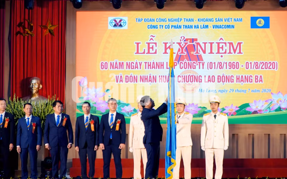 Chủ tịch UBND tỉnh Nguyễn Văn Thắng trao Huân chương Lao động hạng Ba cho Công ty CP Than Hà Lầm - Vinacomin (7-2020). Ảnh: Minh Nhật
