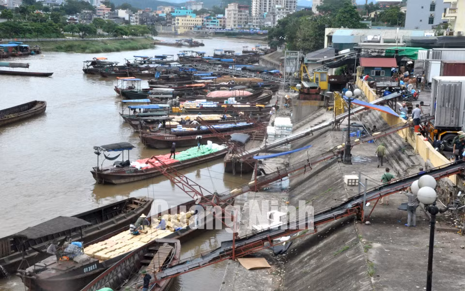Nhộn nhịp hoạt động xuất nhập khẩu hàng hoá qua Cửa khẩu Ka Long (TP Móng Cái). Ảnh: Trung Thành