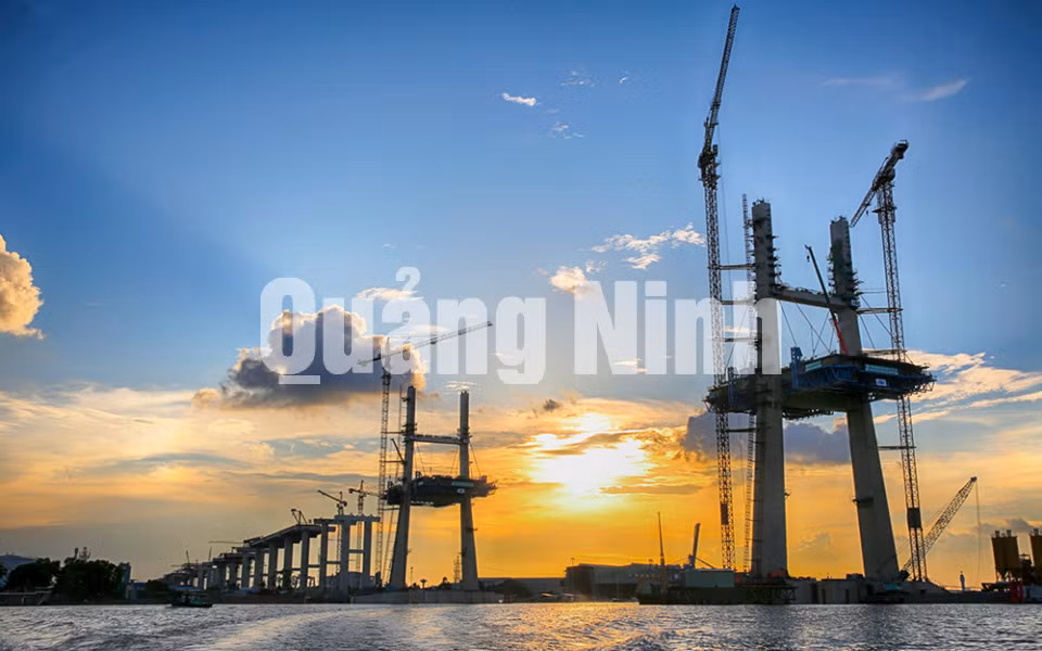 Cầu Bạch Đằng được xây dựng trên dòng sông Bạch Đằng giang (10-2017). Ảnh: Hùng Sơn