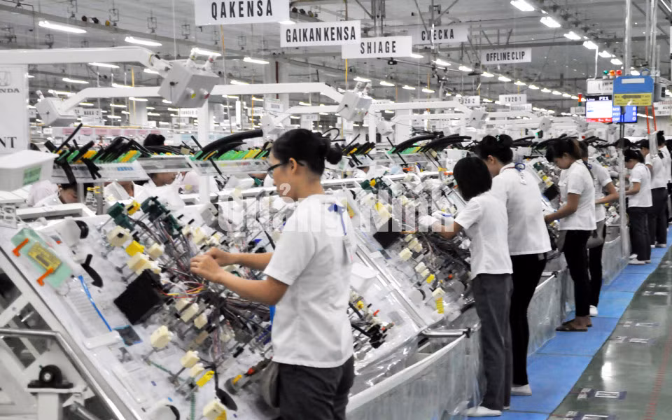 Sản xuất hệ thống dây dẫn và các cụm thiết bị điện ô tô tại nhà máy Yazaki, Chi nhánh Quảng Ninh (KCN Đông Mai, TX Quảng Yên). Ảnh: Lê Hải
